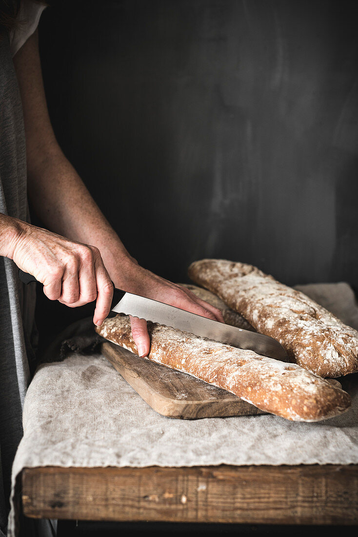 Ciabatta-Brot schneiden