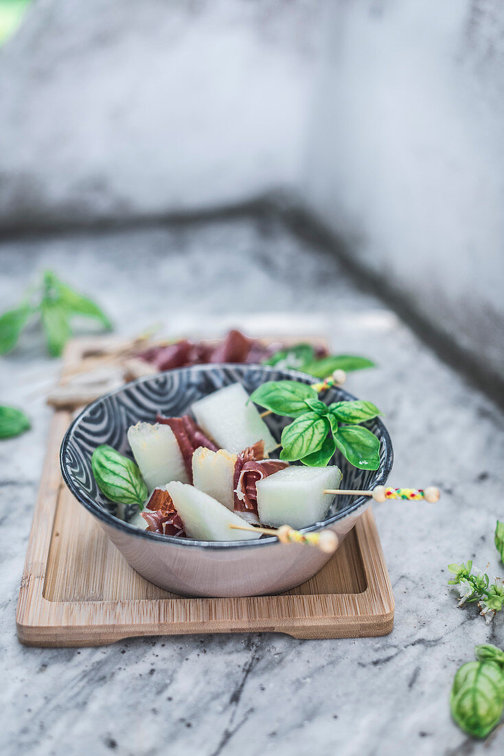 Melonen- und Schinkenspieße