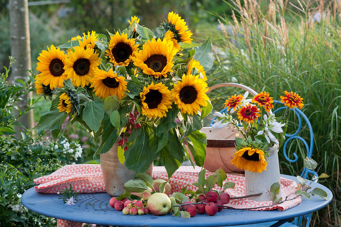 Herbststrauß mit Sonnenblumen und Zieräpfeln, kleiner Strauß mit Zinnien, Funkienblüten und Sonnenblume