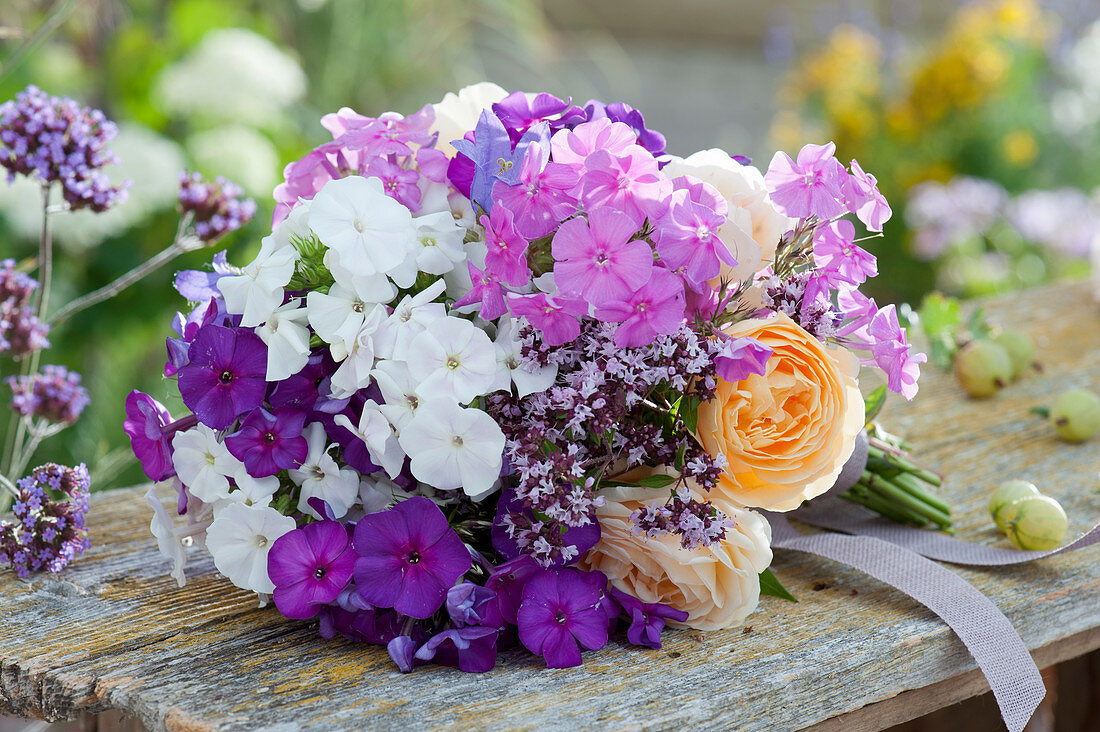 Duftender Strauß aus Flammenblumen, Rosen und Dost