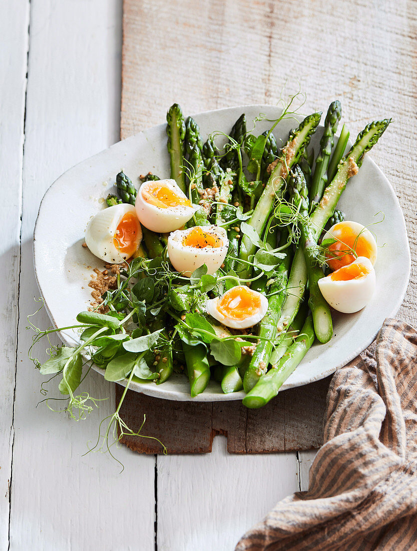 Grüner Spargelsalat mit Eiern und Miso-Dressing