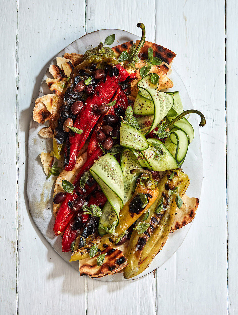 Fladenbrotsalat mit gegrillten Paprika und Gurken