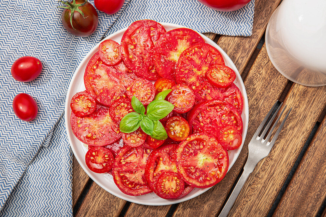 Tomatensalat und Basilikumblätter
