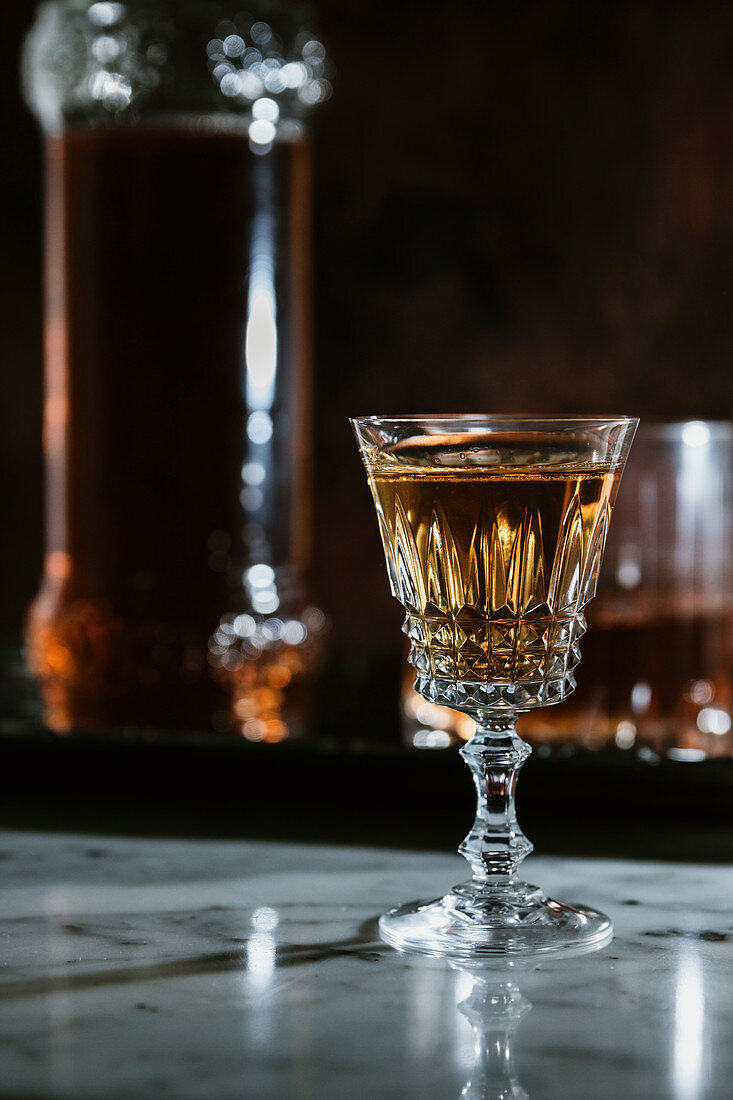 Whiskey im Glas und in Flasche auf Marmortisch