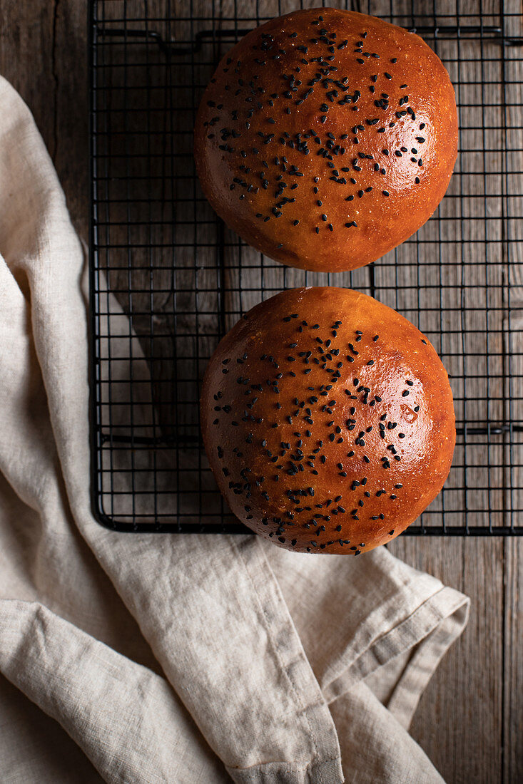 Burgerbrötchen mit schwarzen Sesamsamen