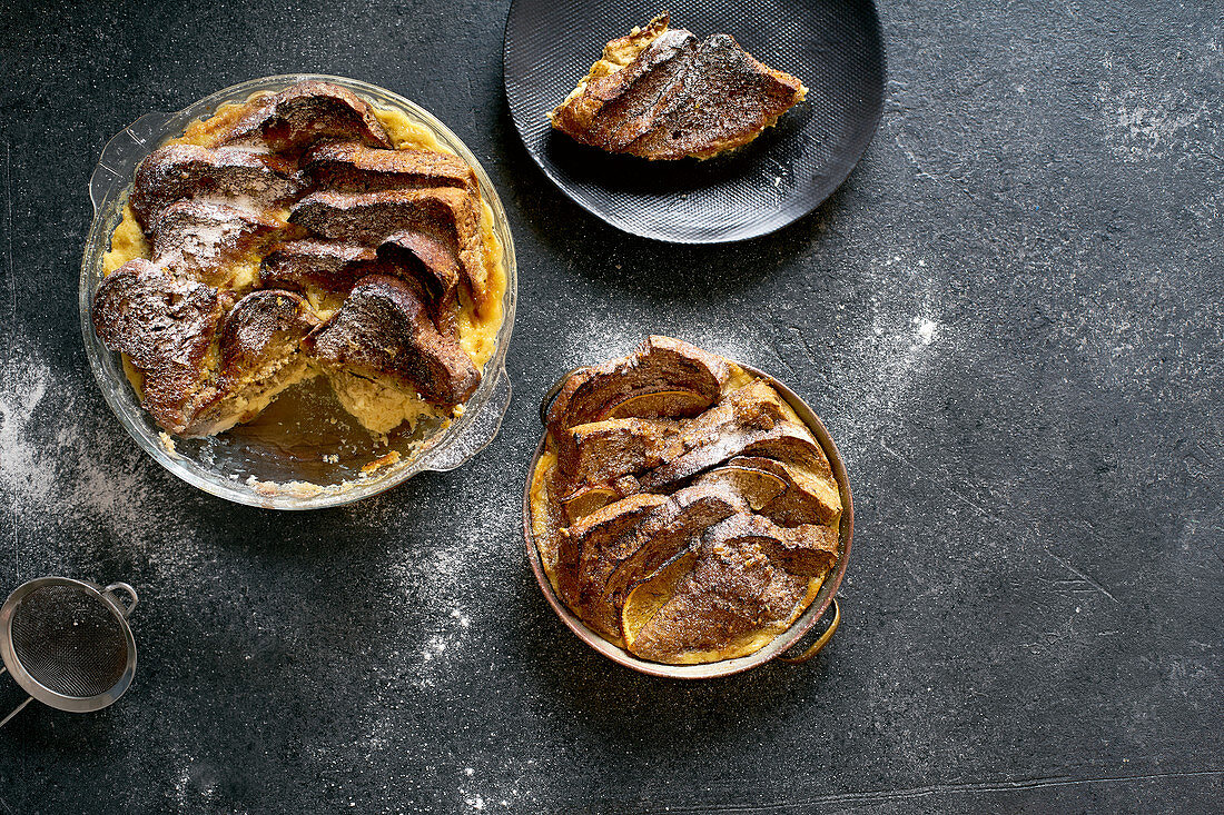 Bread Pudding mit Custard, serviert mit Orangenschalenbutter und Puderzucker