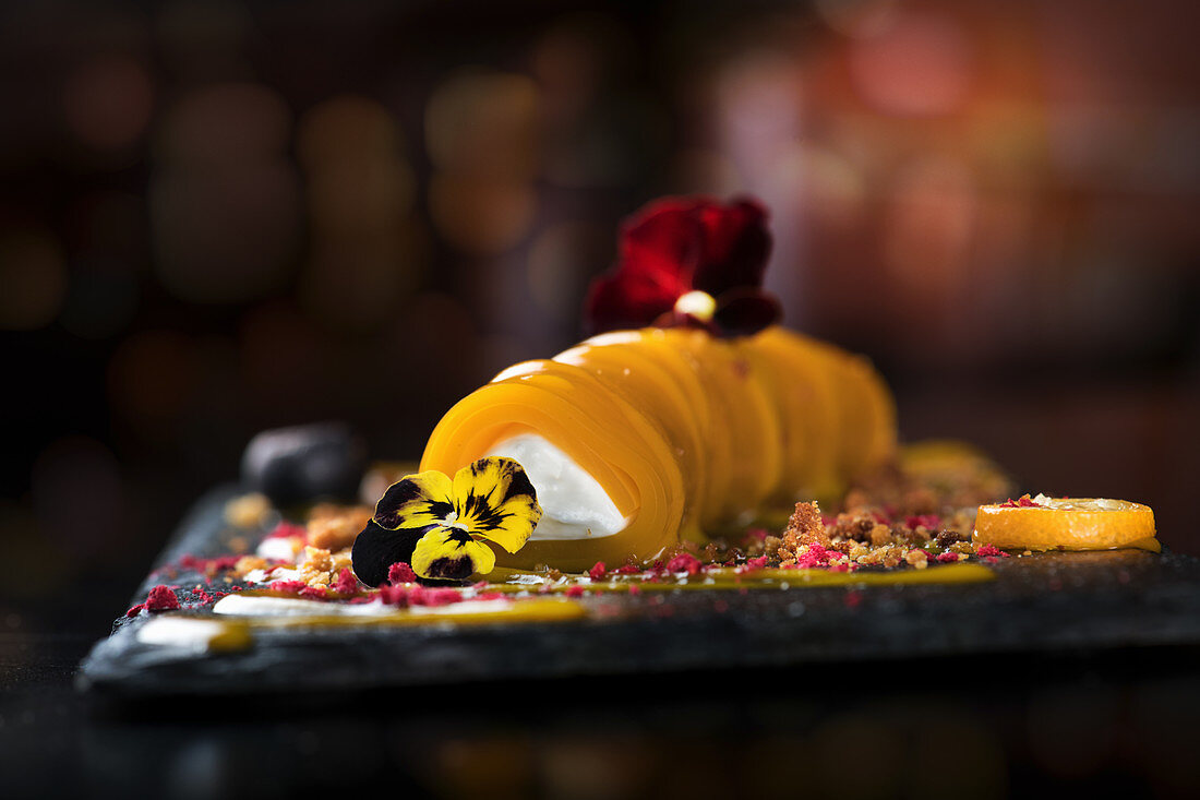 Mango-Cannelloni mit Frischkäsefüllung, garniert mit Blüten
