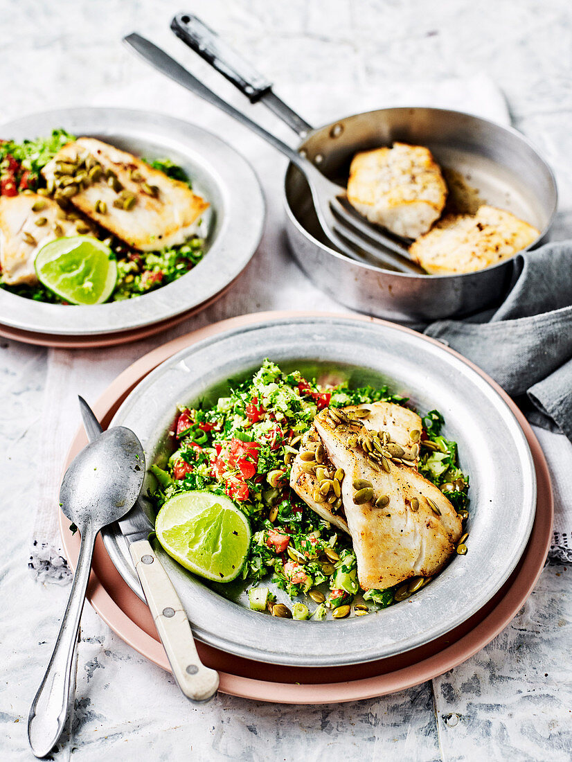 Gebratene Fischfilets auf Brokkoli-Tabouleh