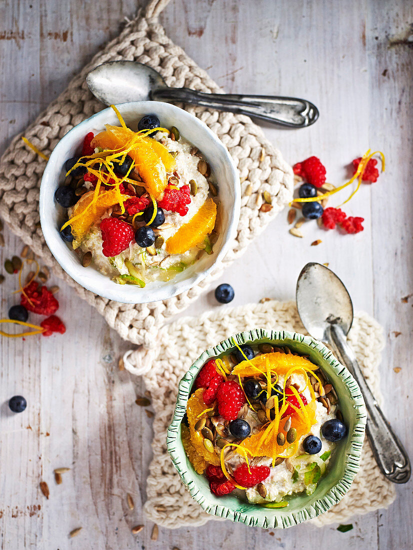 Quinoa-Birne Bircher Müsli mit Kokos-Fruchtsalat