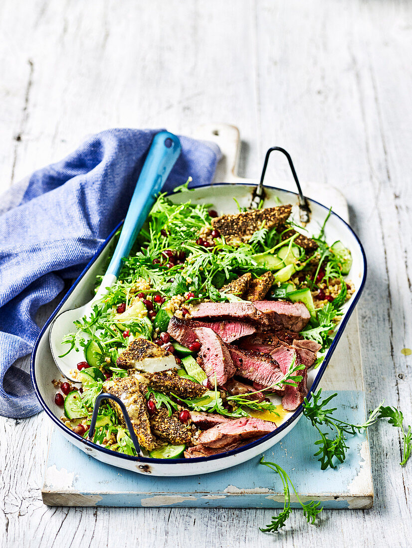 Freekeh-Tabouleh mit Lamm und Zaatar-Halloumi