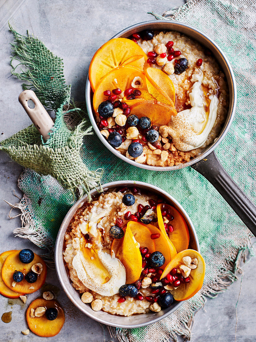 Dreikorn-Porridge mit Zimt und Obst