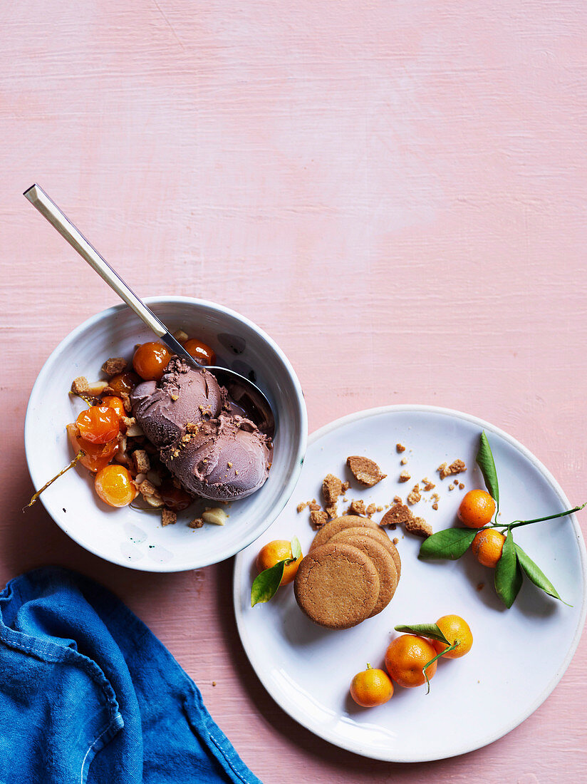Pochierte Kumquats mit Schokoladeneis, Macadamia und Ingwer-Nuss-Biscuits