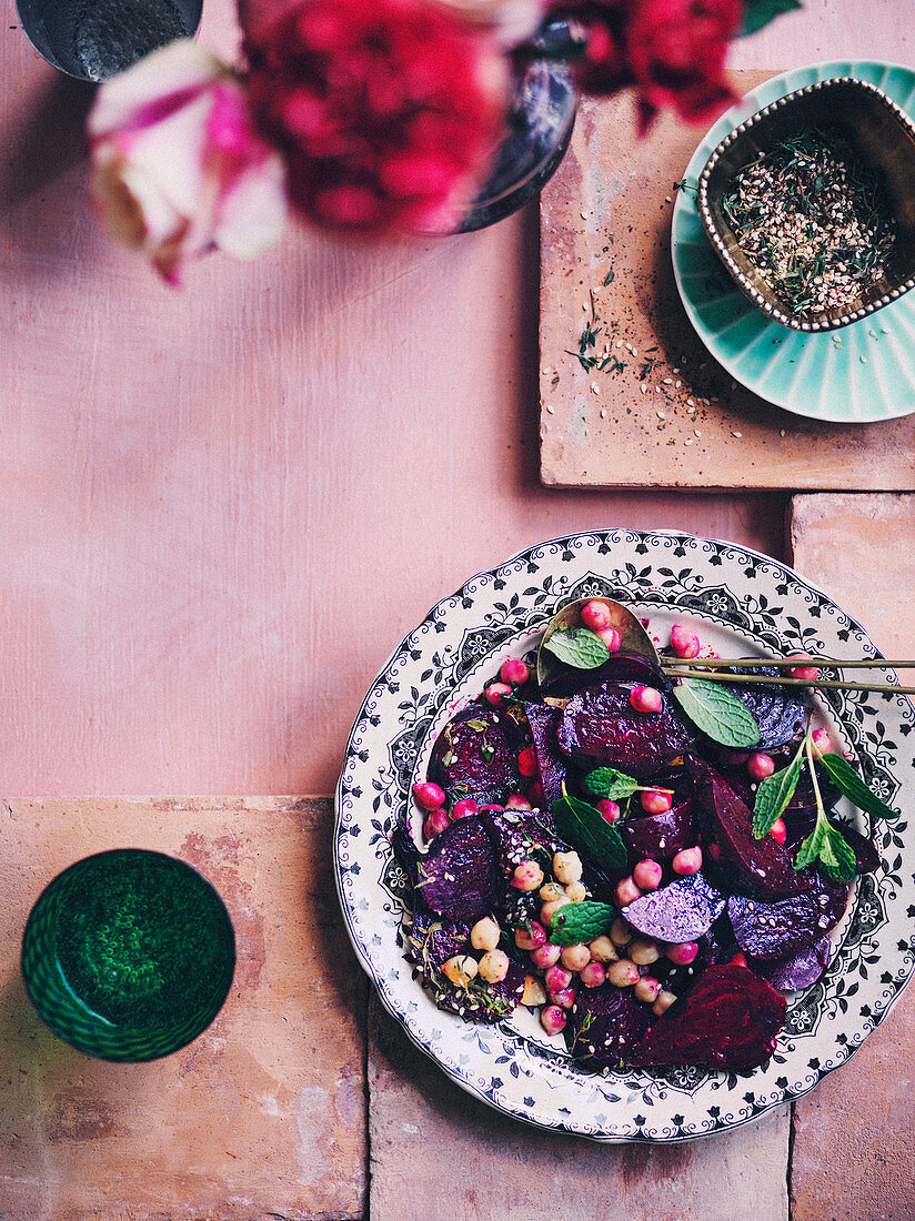 Rote-Bete-Salat mit Kichererbsen und Zaatar