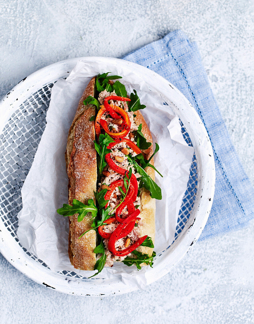 Baguettebröttchen mit Thunfisch, Paprika und Rucola