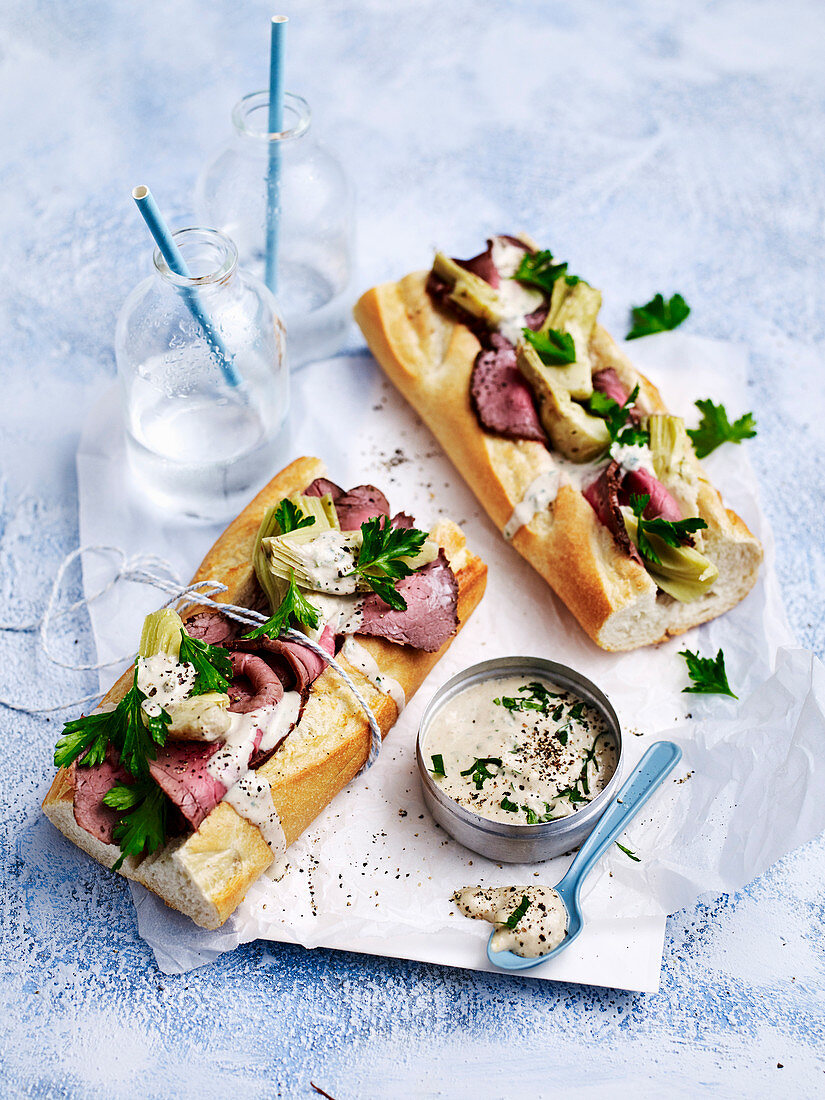 Baguette mit Roastbeef, Artischocke und Thunfisch-Aioli