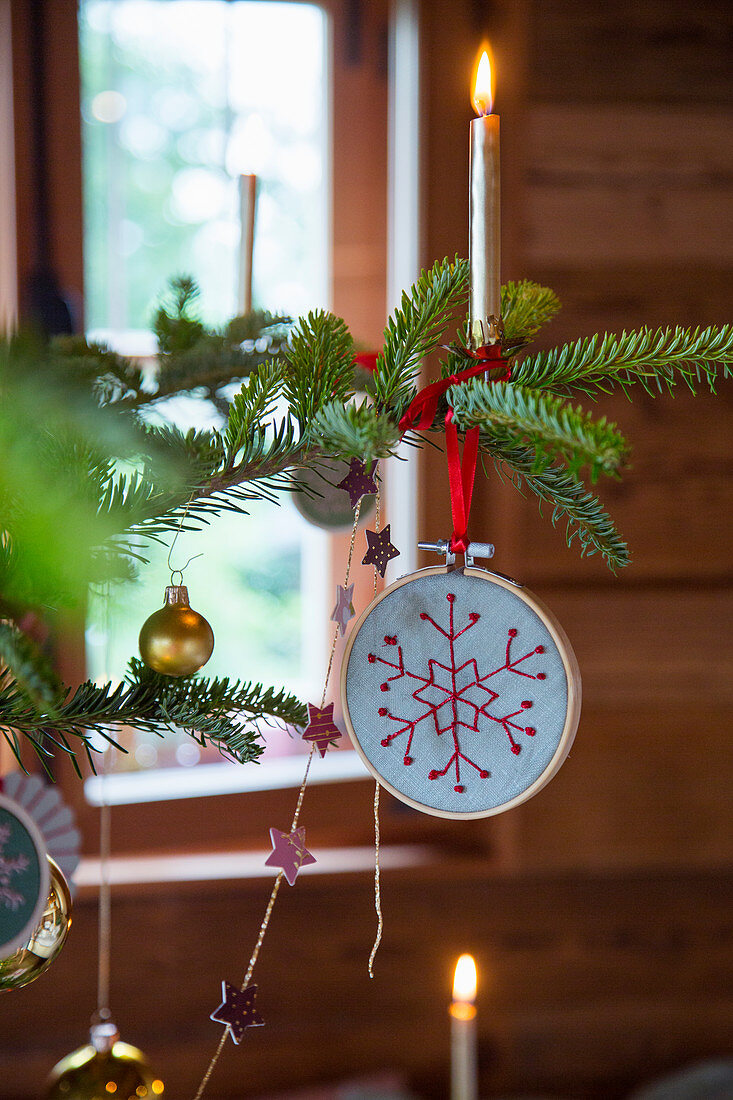 Kleiner Stickrahmen mit Schneeflocke als Christbaumschmuck