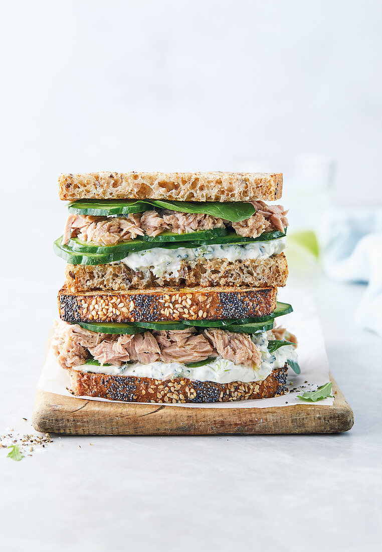 Sandwiches mit Thunfisch und Basilikum-Brokkoli-Hüttenkäse