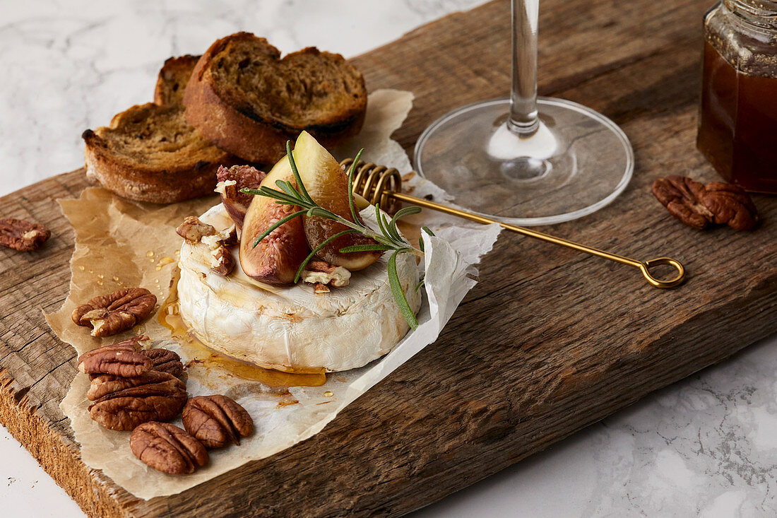Baked brie with fresh figs and honey