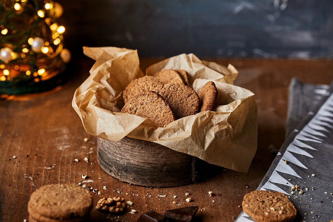 Winterlicher Cookies mit Walnüssen in Keksdose