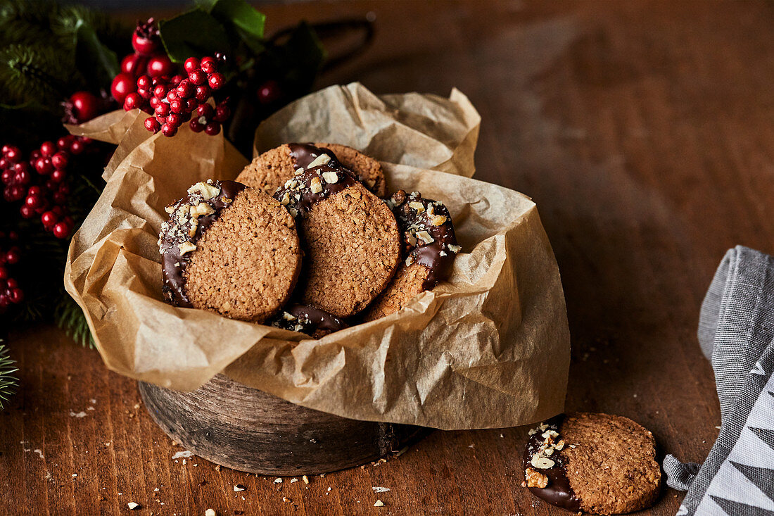 Winterlicher Cookies mit Walnüssen und Schokolade in Keksdose