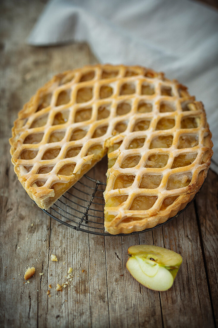 Vegane Apfeltarte mit Pinienkernen und Gittermuster