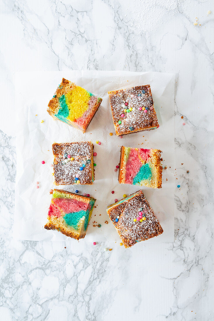 Rainbow-Brookie (Brownie mit Cookie-Kruste)