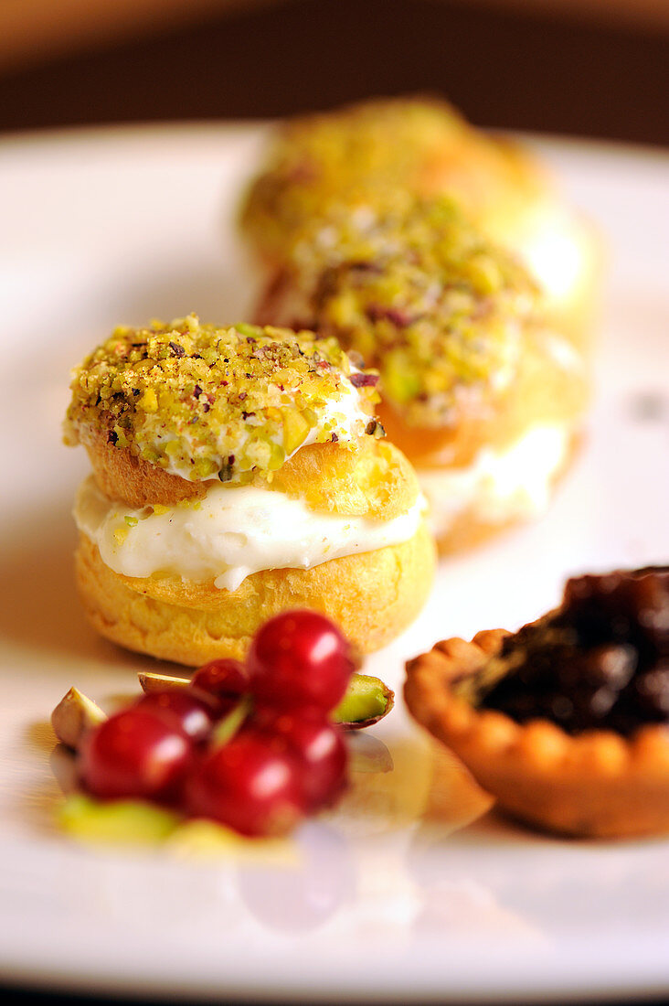 Cream puffs with gorgonzola cream and pistachios