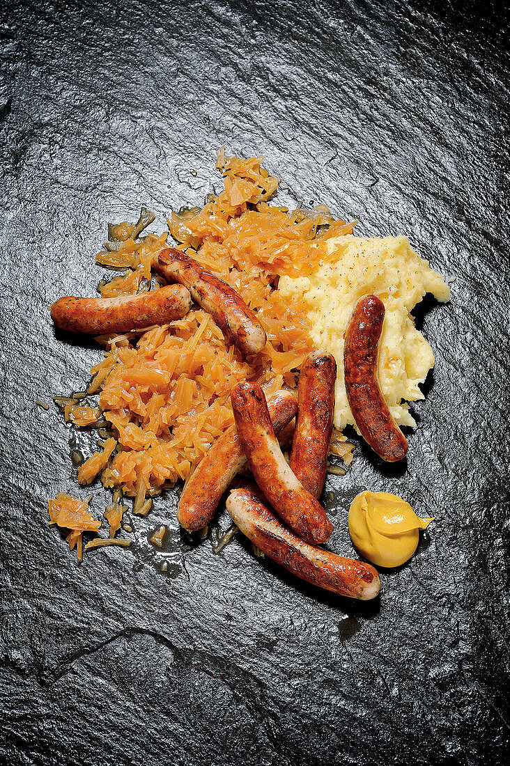 Nuremberg sausages with Lambic sauerkraut and mashed potatoes