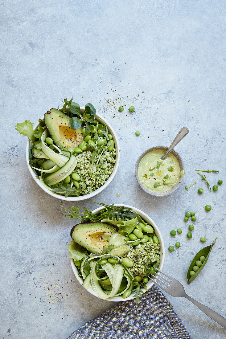 Grüne Bowl mit Brokkoli-'Reis', Avocado, Edamame und Erbsendressing