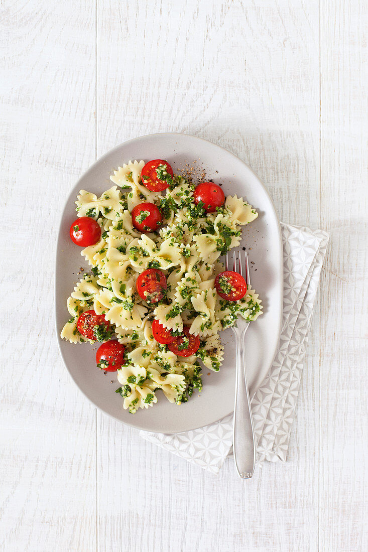 Pasta salad with cherry tomatoes and pesto