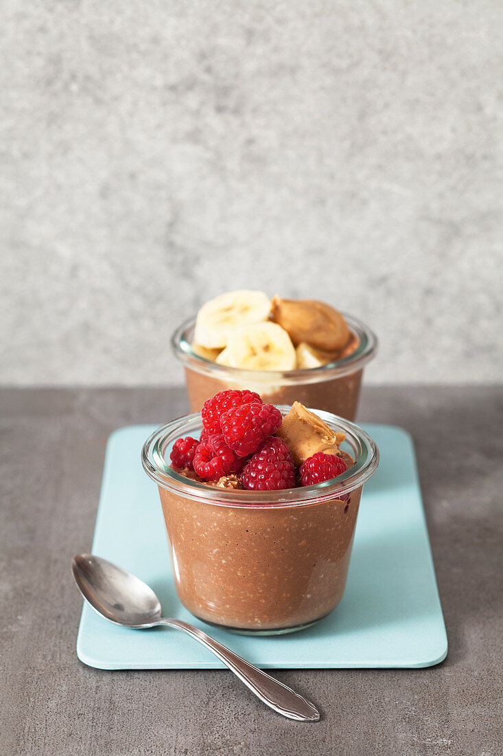 Overnight Oats mit Kakao und frischen Früchten