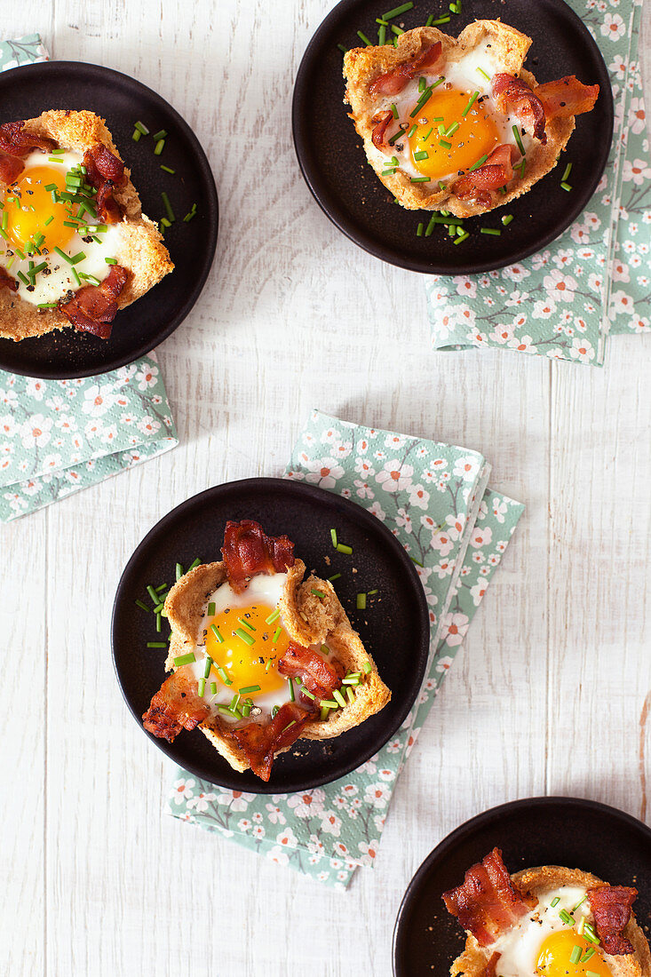 Toastmuffins mit Eiern und Speck