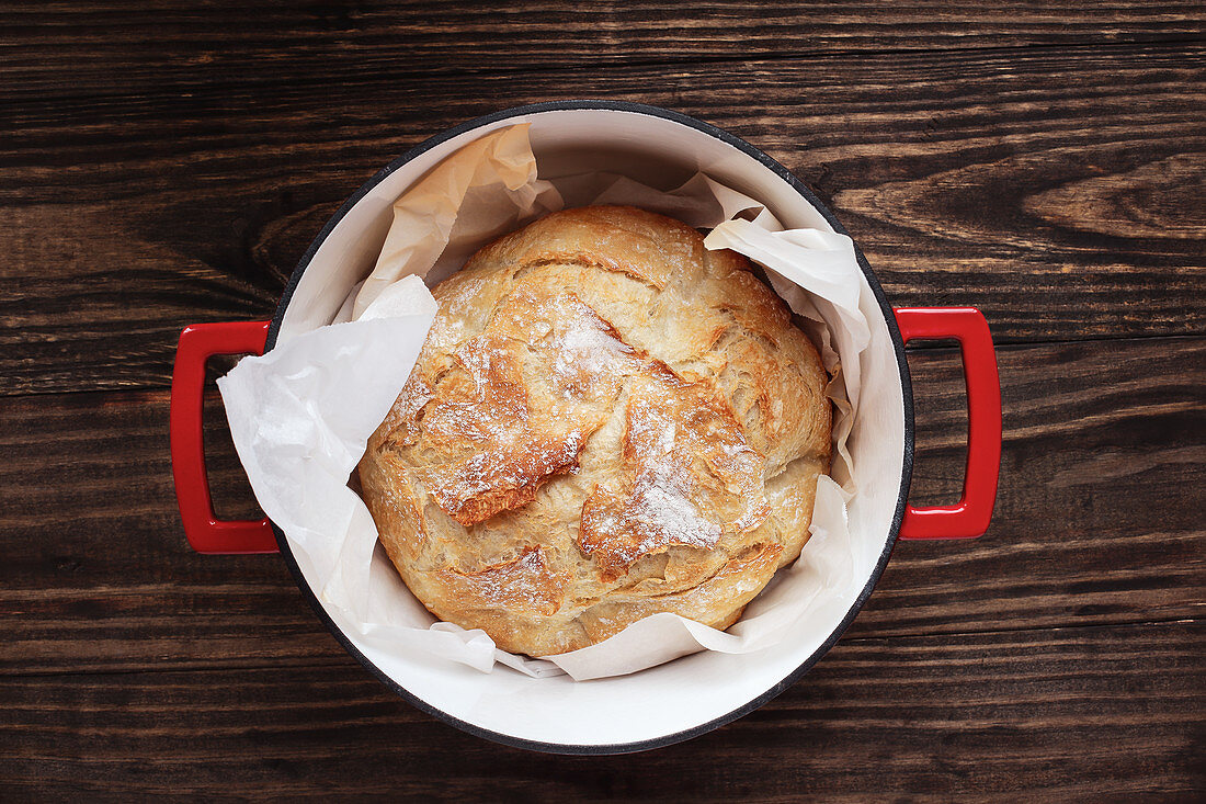 Selbst gebackenes, rundes Brot aus dem Dutch Oven