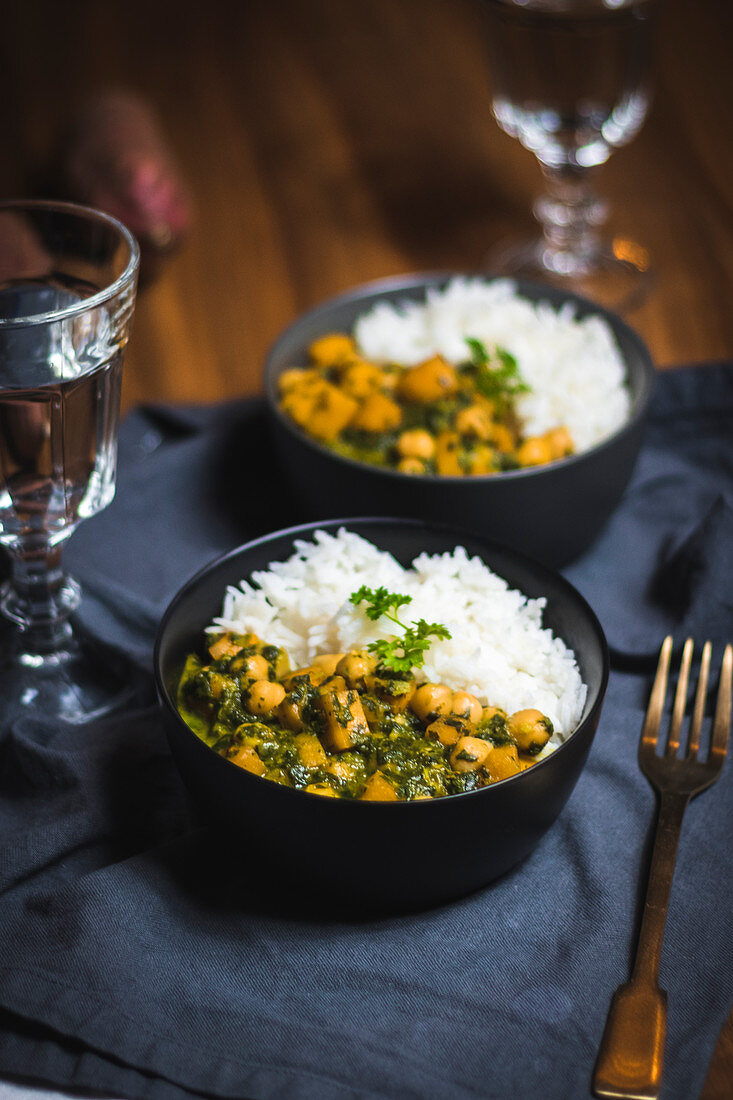 Kichererbsen-Spinat-Curry mit Süßkartoffeln