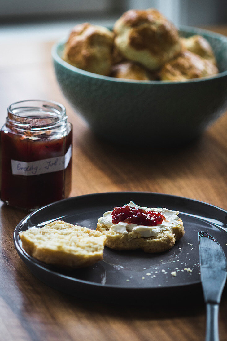 Scones mit Clotted Cream und Marmelade