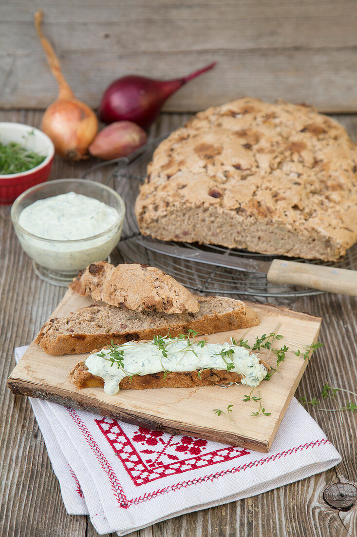 Deftiges Zwiebelbrot mit Frischkäseaufstrich