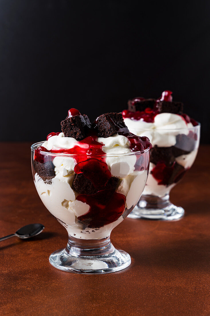 Trifle aus Schokoladenkuchen, Cranberries und Schlagsahne