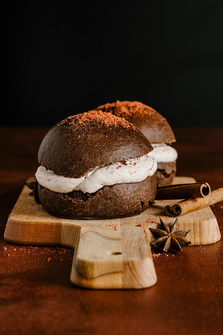 Schokoladenbrötchen mit Sahne und Erdbeerpulver