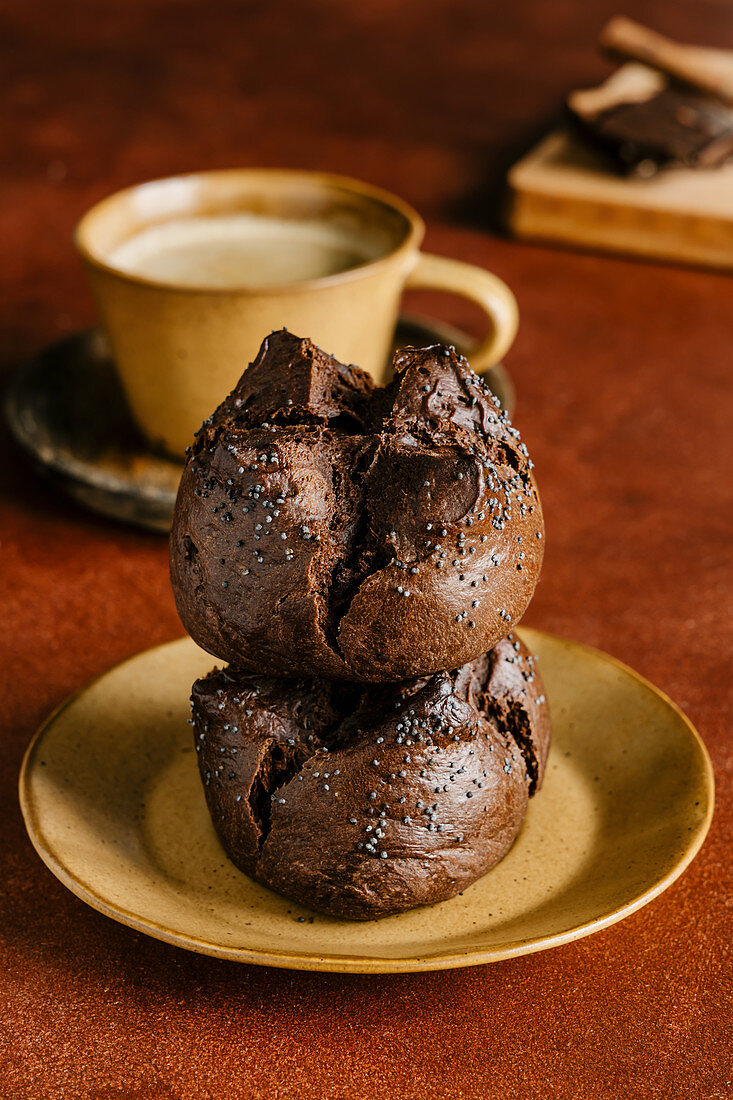 Schokoladenbrötchen mit Mohn und Kaffee
