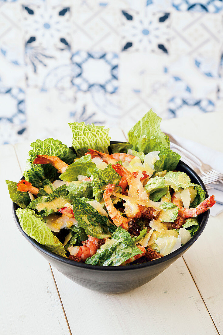 Classic Caesar Salad mit Garnelen