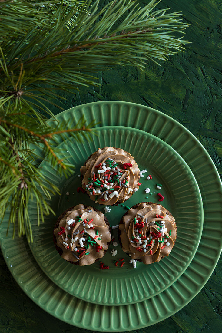 Schokoladencupcakes mit Zuckerstreuseln zu Weihnachten