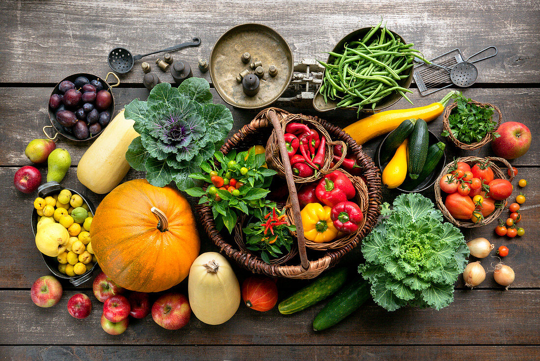 Stillleben mit herbstlichem Gemüse und Obst