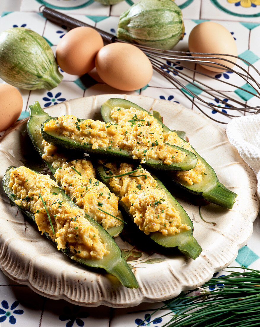 Zucchini mit Rühreifüllung