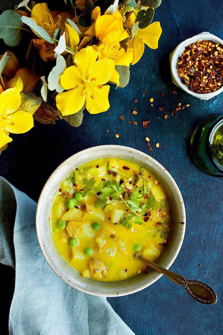 Curry-Kartoffelsuppe mit Erbsen und Chiliflocken