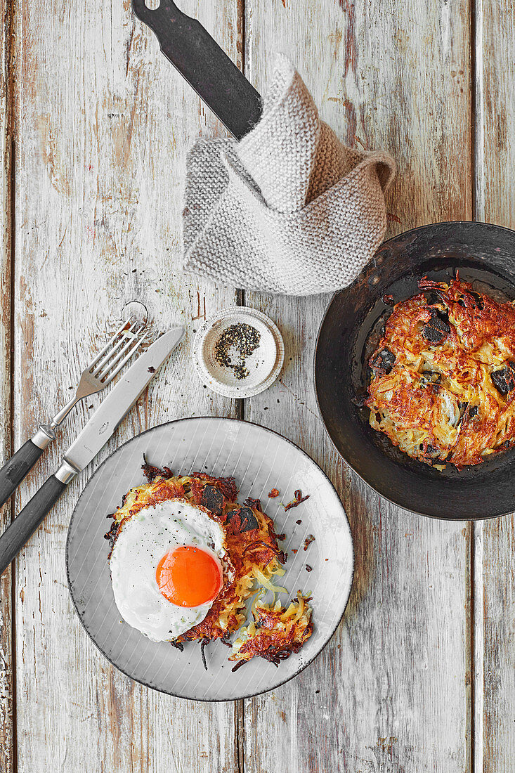 Kartoffelrösti mit Blutwurst und Spiegelei