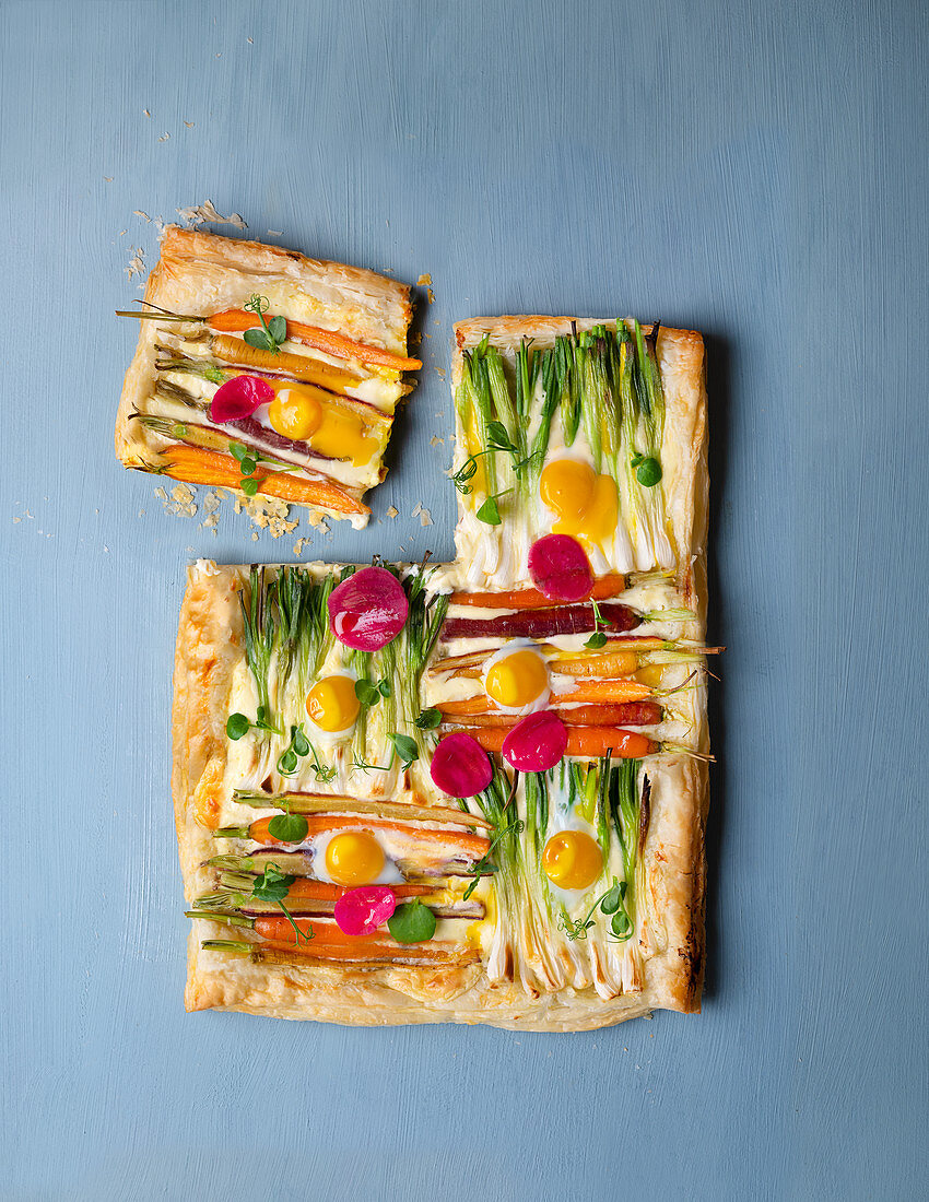 Vegetarische Frühlingsgemüse-Tarte mit Wachteleiern