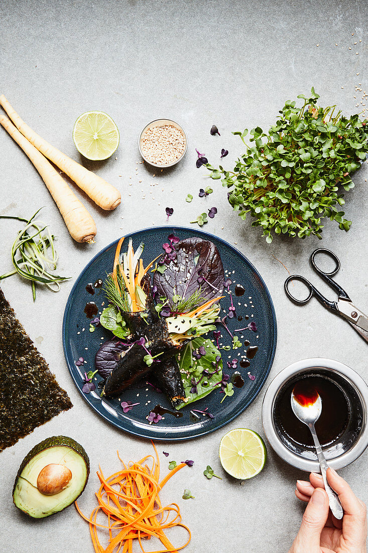 Temaki mit Gemüsereis, Avocado und Kräutern