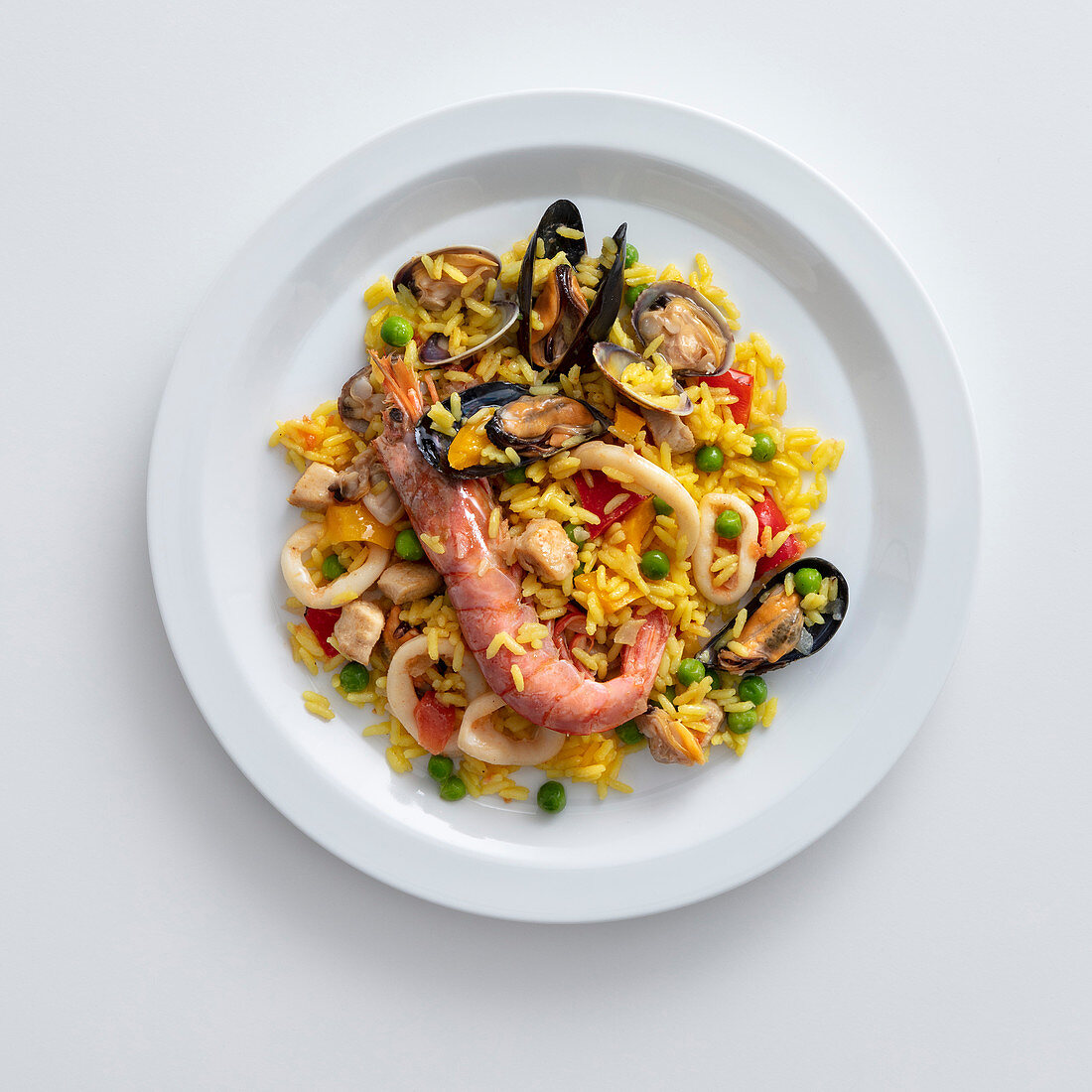 Paella mit Fleisch und Meeresfrüchten