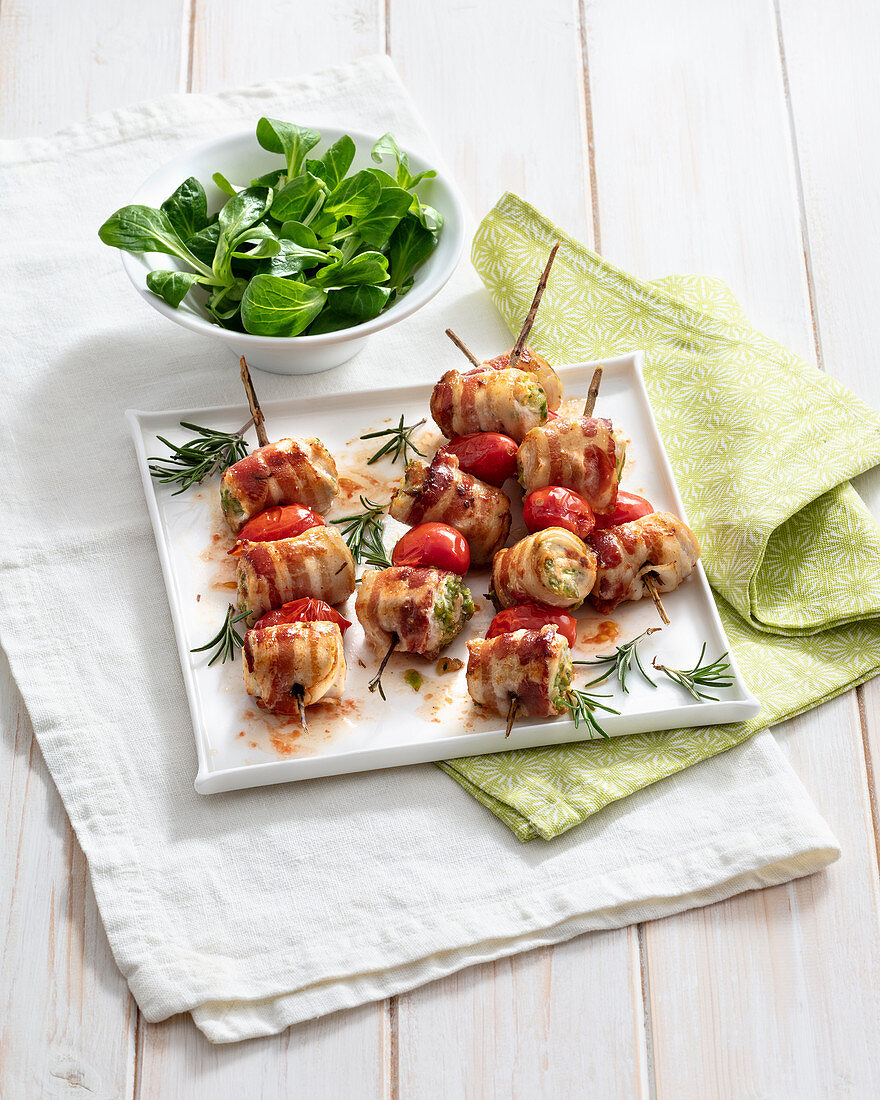 Gefüllte Speckröllchen mit Datteltomaten und Rosmarin am Spieß