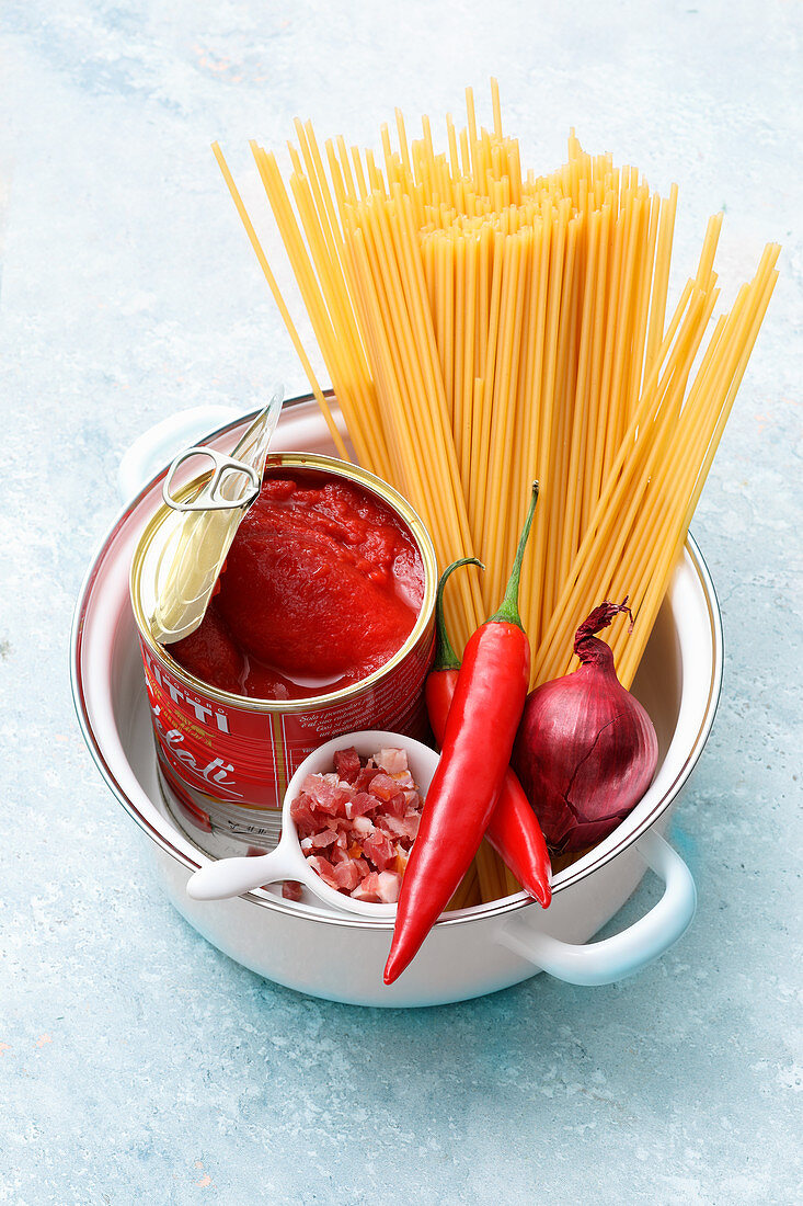 Ingredients for spaghetti in bacon and tomato sauce (one pot pasta)